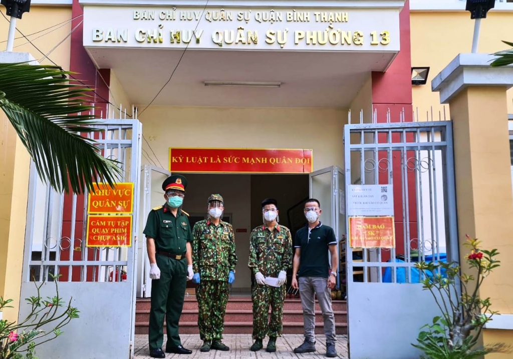 Đại diện Văn phòng đại diện Báo Tuổi trẻ Thủ đô tại TP Hồ Chí Minh gửi 10 triệu đồng chia sẻ với chiến sỹ Huỳnh Tấn Phú 