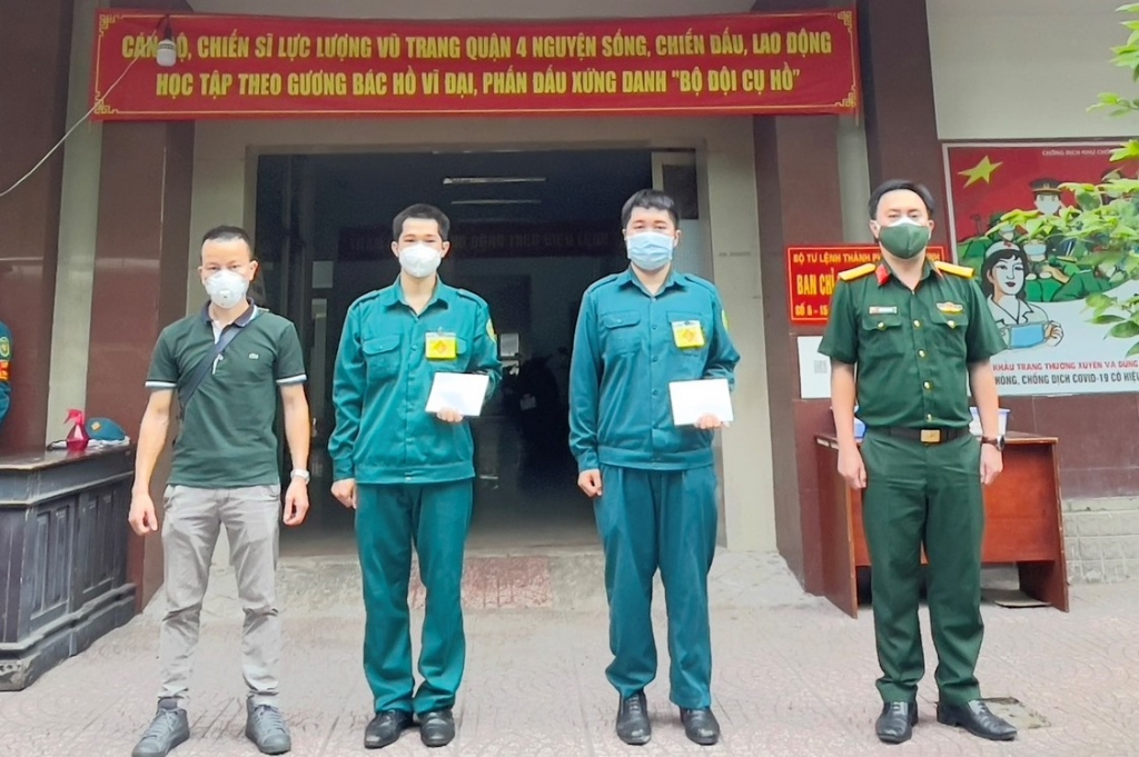 Đại diện Văn phòng đại diện Báo Tuổi trẻ Thủ đô tại TP Hồ Chí Minh gửi 10 triệu đồng chia sẻ với hai chiến sỹ 