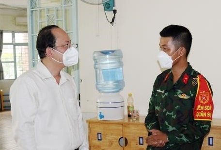 Phó Bí thư Thành ủy TP HCM Nguyễn Hồ Hải trò chuyện và động viên các chiến sĩ tham gia 