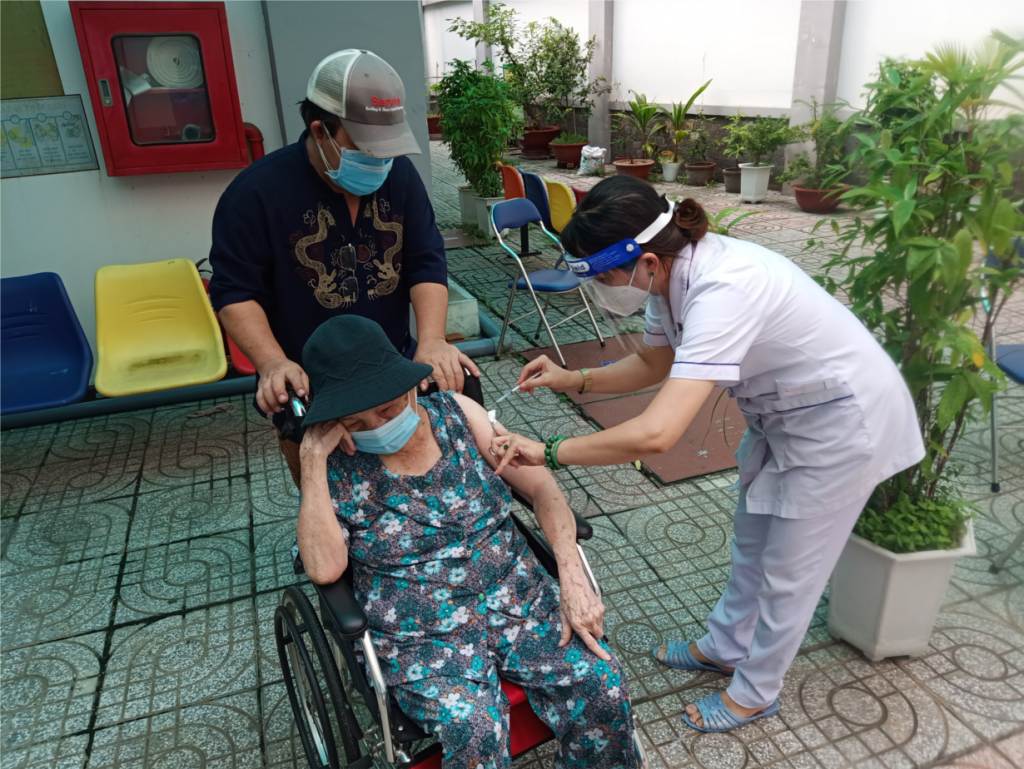 Tổ chức tiêm vắc xin cho người cao tuổi