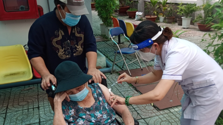 88,9% người dân TP HCM từ 18 tuổi trở lên đã được tiêm vắc xin phòng Covid-19 mũi 1