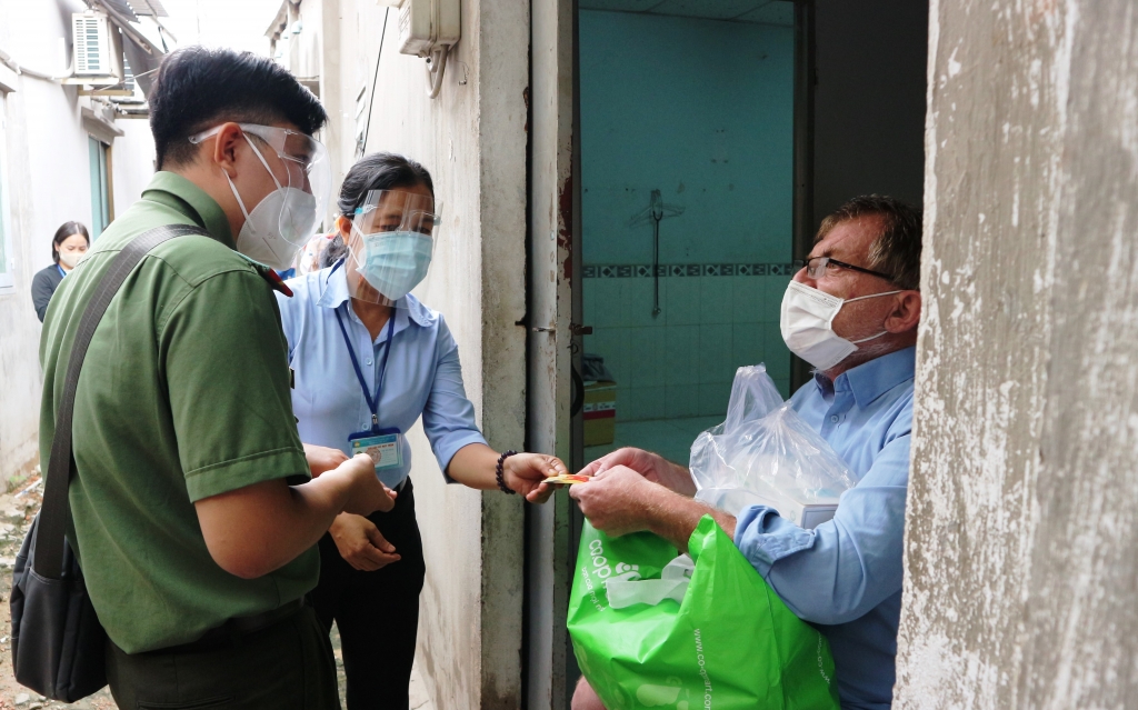 Ông Murat Kaymakcigglu (Thổ Nhĩ Kỳ) xúc động đón nhận phần quà từ bà Trịnh Thị Mỹ Huệ - Phó Chủ tịch Ủy ban MTTQ Việt Nam thành phố Thủ Đức trao tặng