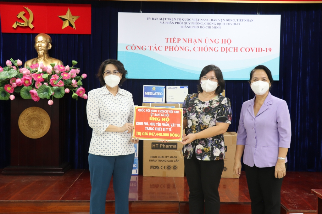 Ban Thường trực Ủy ban MTTQ Việt Nam TP HCM - Ban Vận động, tiếp nhận và phân phối Quỹ Phòng chống dịch Covid-19 Thành phố tổ chức lễ tiếp nhận