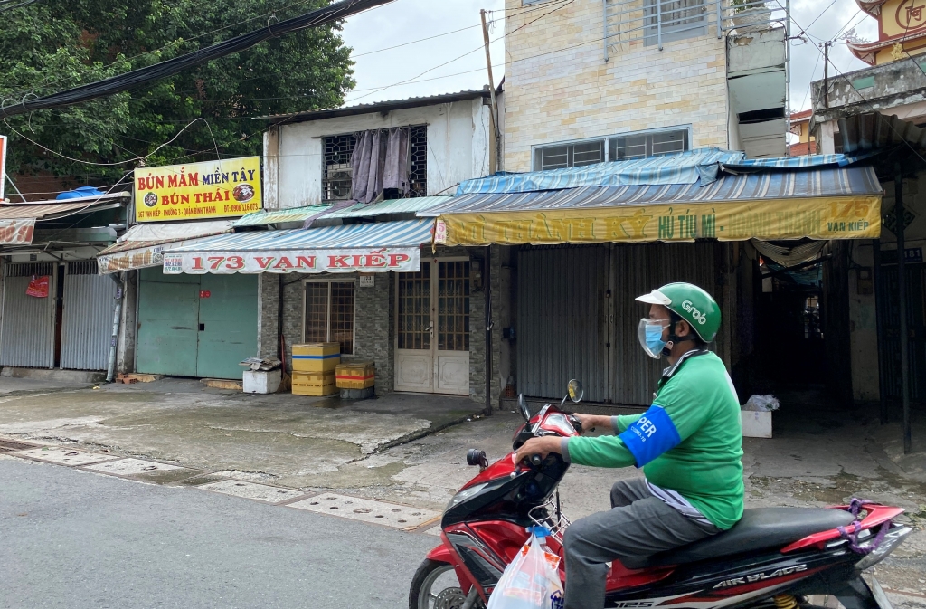 Chú thích ảnh Nhiều hàng quán kinh doanh thức ăn vẫn đóng cửa vì chưa có nhiều khách hàng dù TP Hồ Chí Minh đã nới lỏng cho phép bán hàng mang đi.