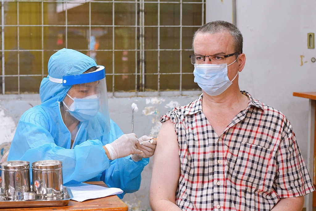 Một người nước ngoài được tiêm vaccine phòng Covid-19 tại quận Tân Bình