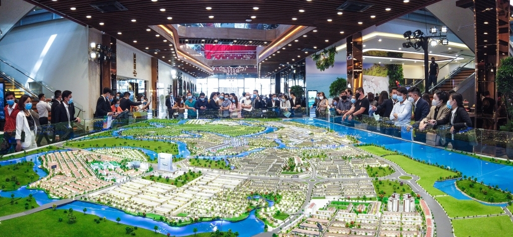 Khách hàng tìm hiểu cơ hội đầu tư tại khu đô thị sinh thái thông minh Aqua City (Ảnh chụp trước thời điểm giãn cách xã hội - Ảnh: Novaland)