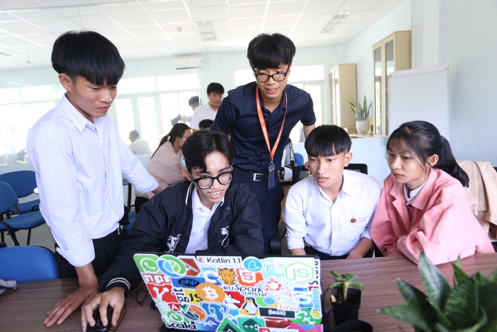để phục vụ chương trình học trực tuyến, nhà trường hỗ trợ phương tiện học tập cho tất cả các tân sinh viên bằng việc cho tạm ứng 10.000.000 đồng mua laptop  (Ảnh minh họa)