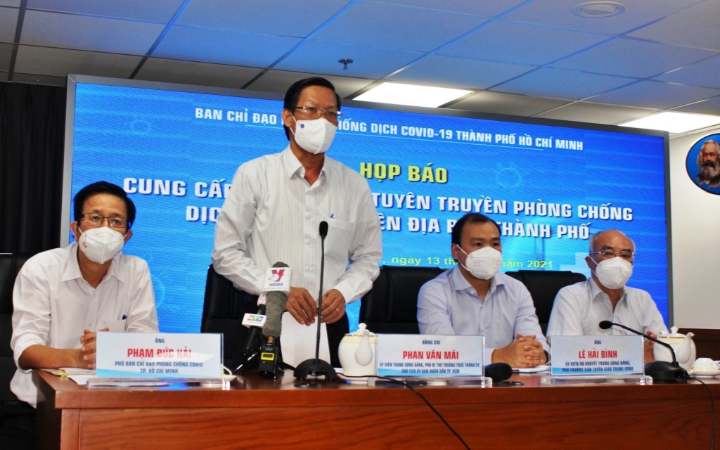 Chủ tịch UBND TP Hồ Chí Minh Phan Văn Mãi chủ trì họp báo 