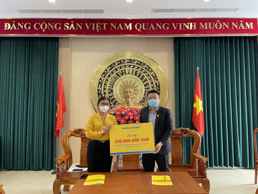 Đại diện UBND Quận 3, TP.HCM tiếp nhận nguồn kinh phí hỗ trợ từ đại diện Nam A Bank – ông Hoàng Việt Cường, Phó Tổng giám đốc để trao tặng những phần quà thiết thực đến các em học sinh trên địa bàn quận