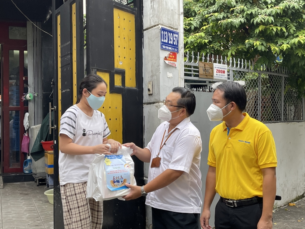Đại diện Phòng Giáo dục & Đào tại Quận 3 cùng Nam A Bank tới tận nhà tặng quà cho các em học sinh