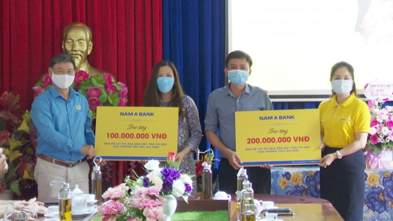 Đại diện Nam A Bank trao tặng kinh phí hỗ trợ mua sắm máy tính cho trường học tại tỉnh Phú Thọ