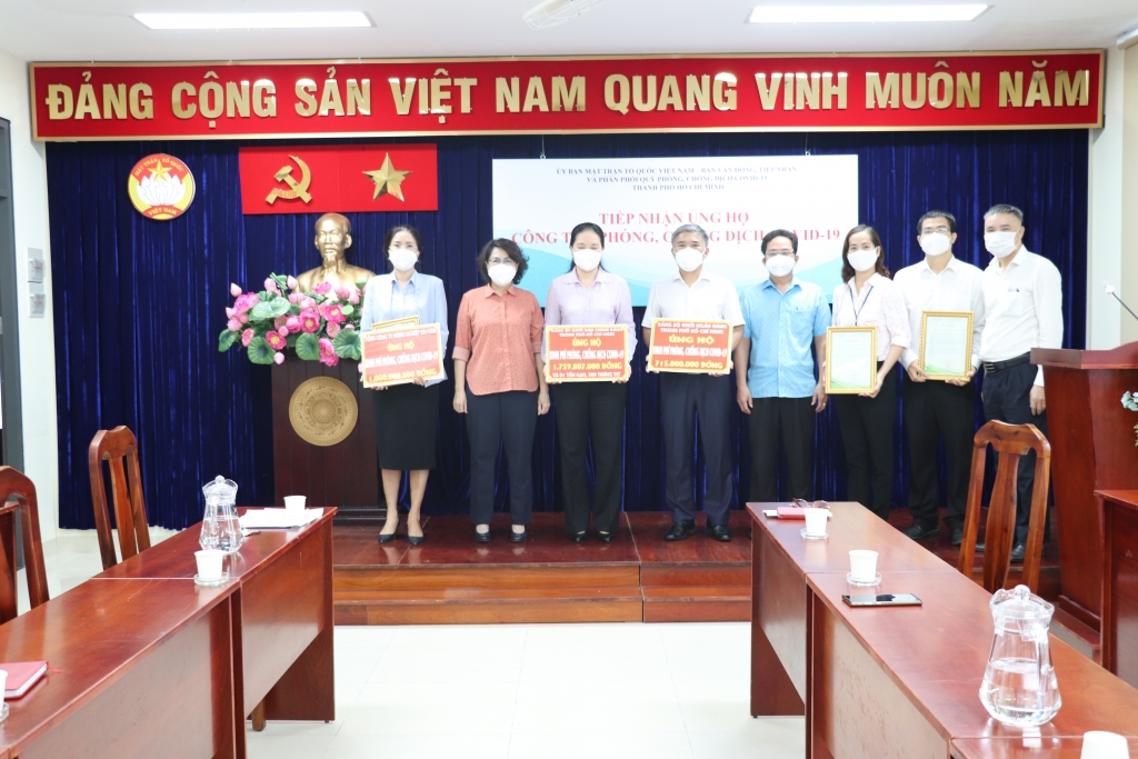 Chủ tịch Ủy ban MTTQ Việt Nam TP Tô Thị Bích Châu cùng đại diện các đơn vị chụp hình lưu niệm