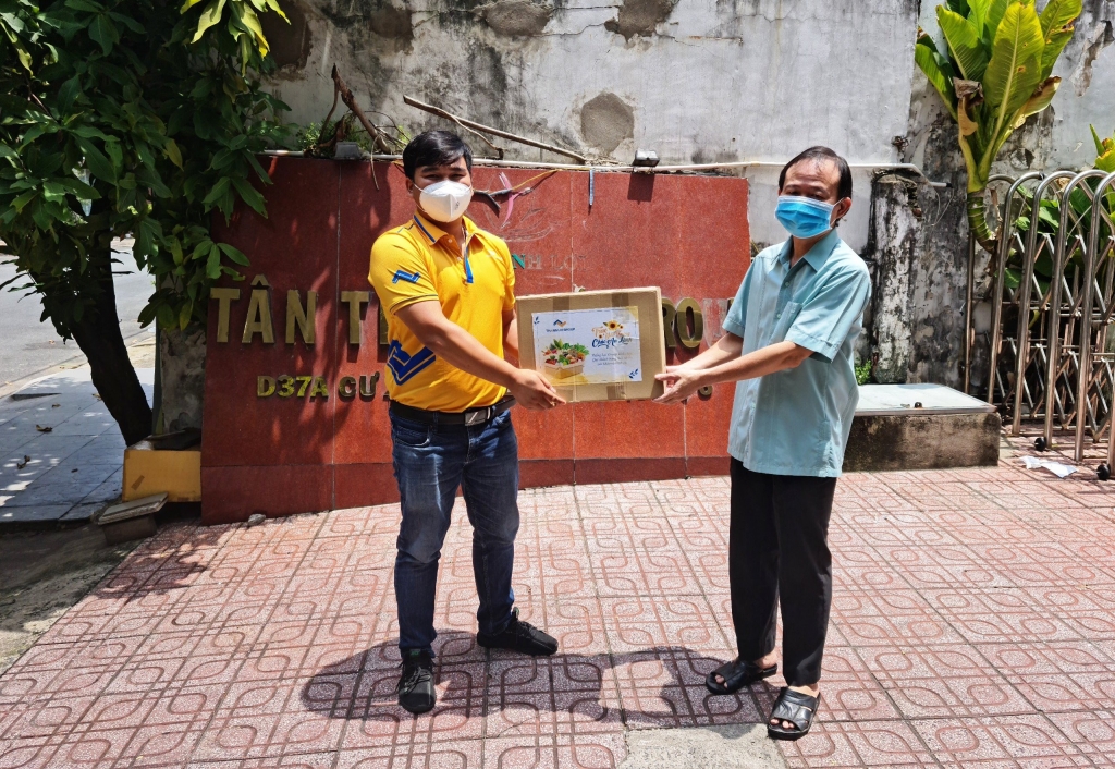 Tập đoàn Thắng Lợi tặng hơn 2.000 thùng quà đến khách hàng trong mùa dịch