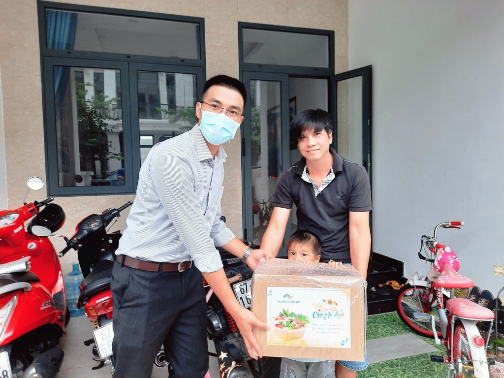 Tập đoàn Thắng Lợi tặng hơn 2.000 thùng quà đến khách hàng trong mùa dịch