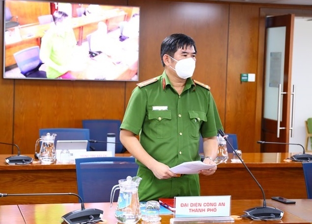 Thượng tá Huỳnh Quang Tuyến, Phó trưởng Phòng Tham mưu Công an TP HCM trả lời các câu hỏi của báo chí trong chiều 23/9