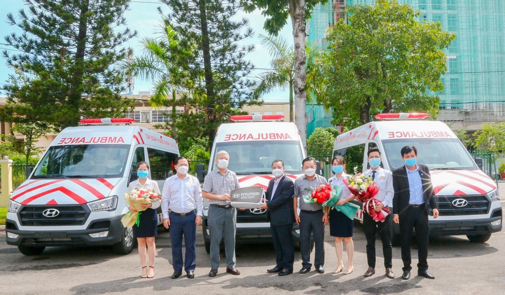 Ông Lê Hồng Việt - Phó Chủ tịch Tập đoàn Hưng Thịnh (thứ 5 từ phải sang) trao tặng xe cứu thương cho ông Lê Quang Hùng - Giám đốc Sở Y tế tỉnh Bình Định (thứ 3 từ trái sang) 