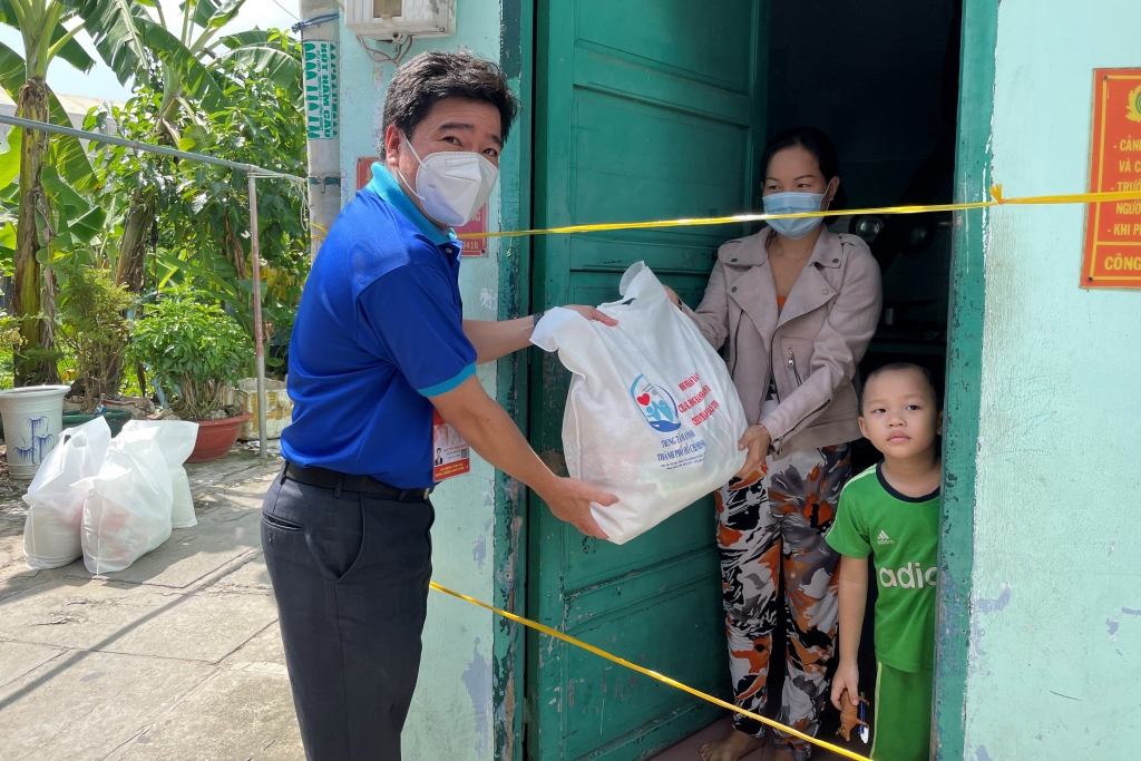 đoàn cũng đã đến thăm và trao tặng 10 túi an sinh cho các hộ thuê trọ có hoàn cảnh khó khăn tại ấp 3, xã Phú Xuân