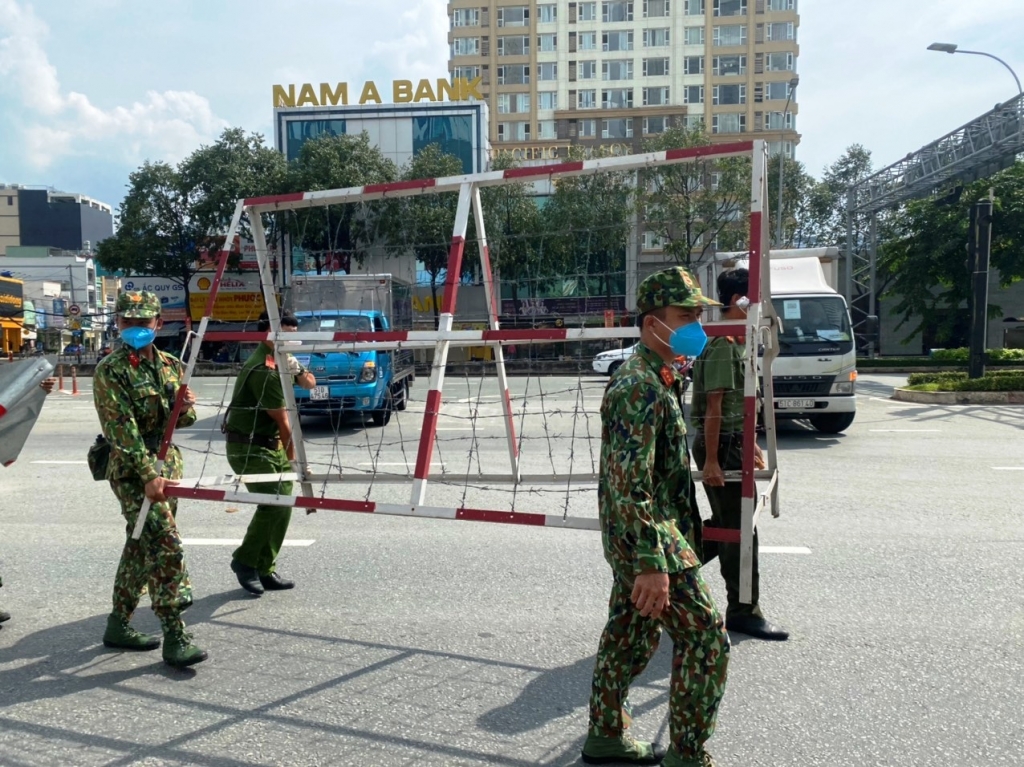 Lực lượng chức năng dỡ các chốt kiểm soát nội thành