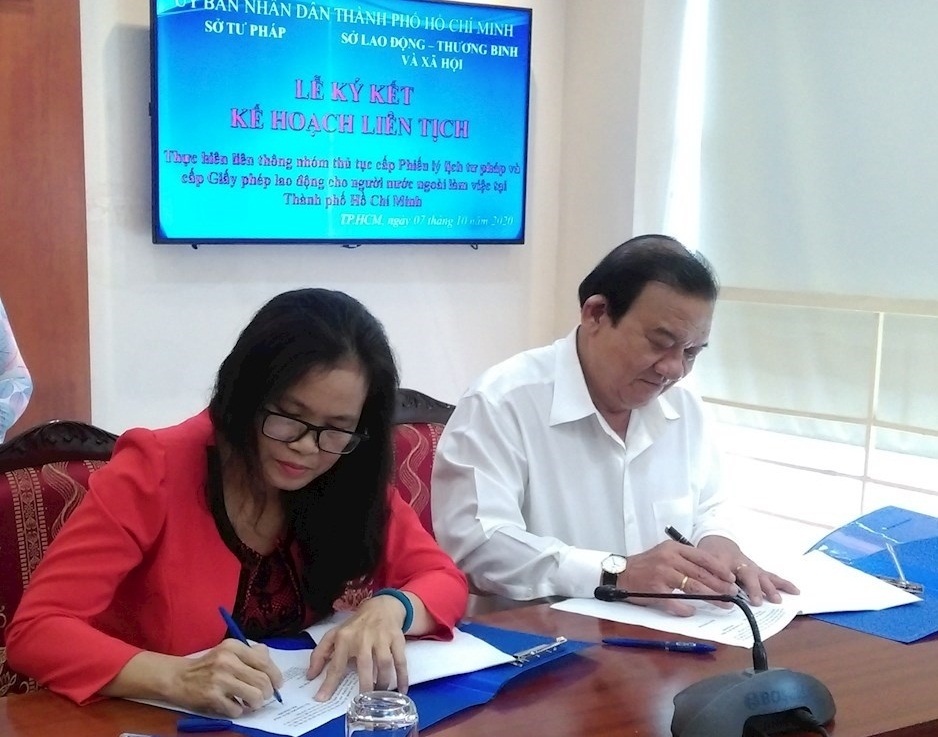 Giám đốc LĐTB&XH TP HCM Lê Minh Tấn và Phó Giám đốc Sở Tư pháp TP HCM Nguyễn Thị Hồng Hạnh ký kết kế hoạch liên tịch