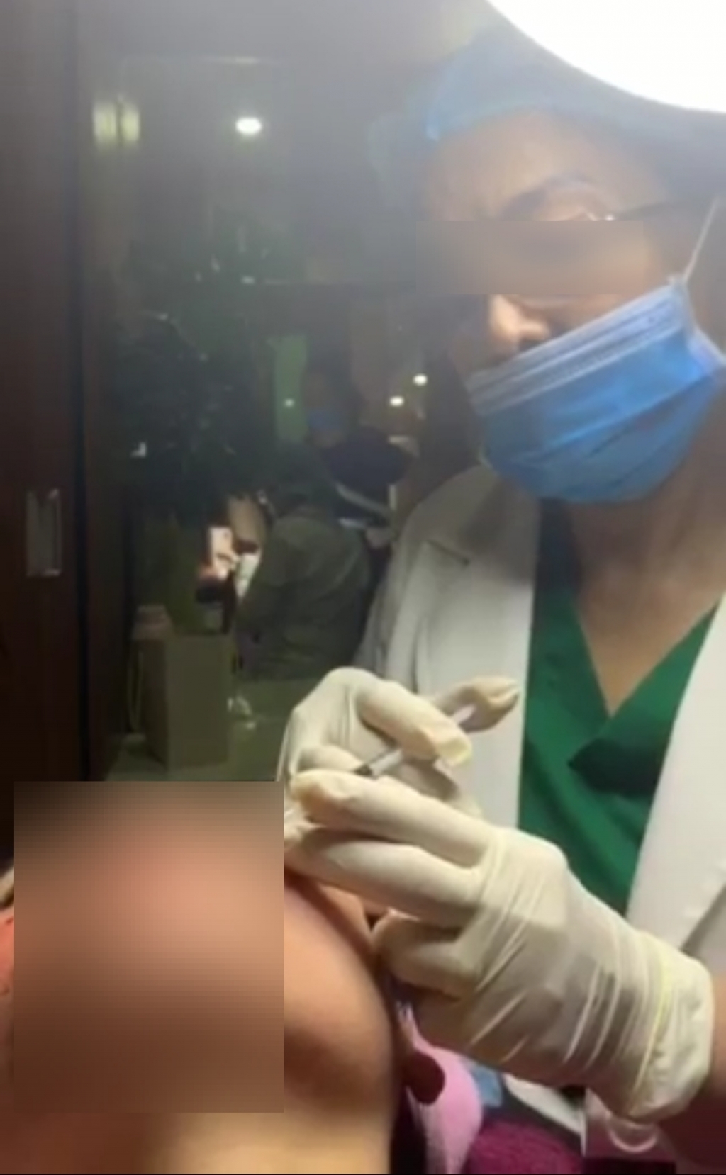 Hình ảnh bà Minh Ý tiêm cho khách hàng tại cơ sở (Ảnh cắt từ clip do bạn đọc cung cấp)