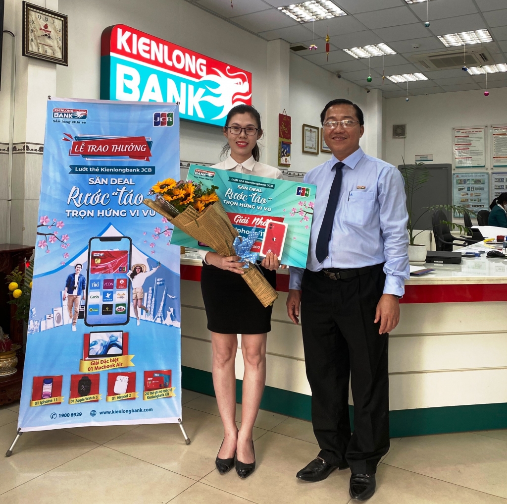 Ông Nguyễn Hoàng An – Phó Tổng Giám đốc Kienlongbank trao Giải Nhất cho khách hàng Phan Thị Tuyết Trinh tại Kienlongbank Thoại Sơn