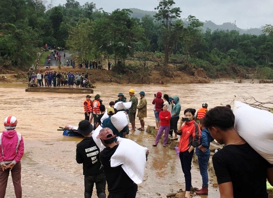 Chính quyền địa phương và các đoàn thiện nguyện cứu trợ cho người dân ở những vùng bị lũ cô lập tại Quảng Trị (Ảnh: CTV)