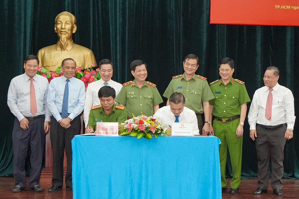 Ông Nguyễn Văn Cường – Phó Chủ tịch Tập đoàn Hưng Thịnh và Đại tá Nguyễn Thanh Hưởng - Phó Giám đốc Công an TP.HCM thực hiện nghi thức ký kết biên bản giao nhận trang thiết bị PCCC và CNCH