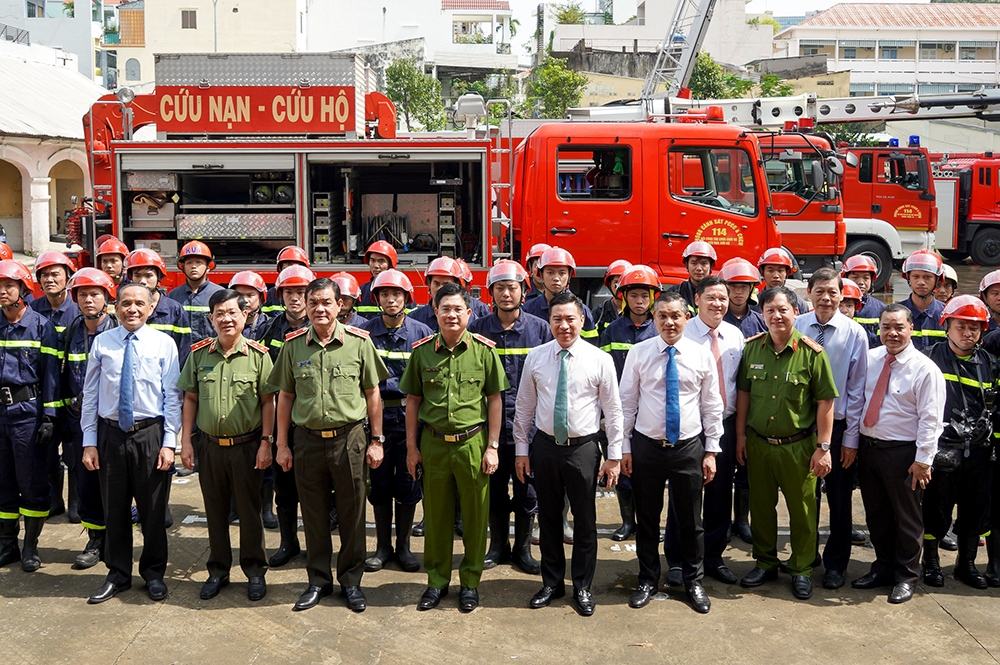 Lãnh đạo Bộ Công an, Công an TP.HCM, Lãnh đạo Phòng Cảnh sát PCCC và CNCH, Lãnh đạo Tập đoàn Hưng Thịnh, đại diện Hiệp hội BĐS TP.HCM và Hiệp hội Doanh nghiệp TP.HCM cùng chụp hình lưu niệm với các chiến sĩ PCCC và CNCH