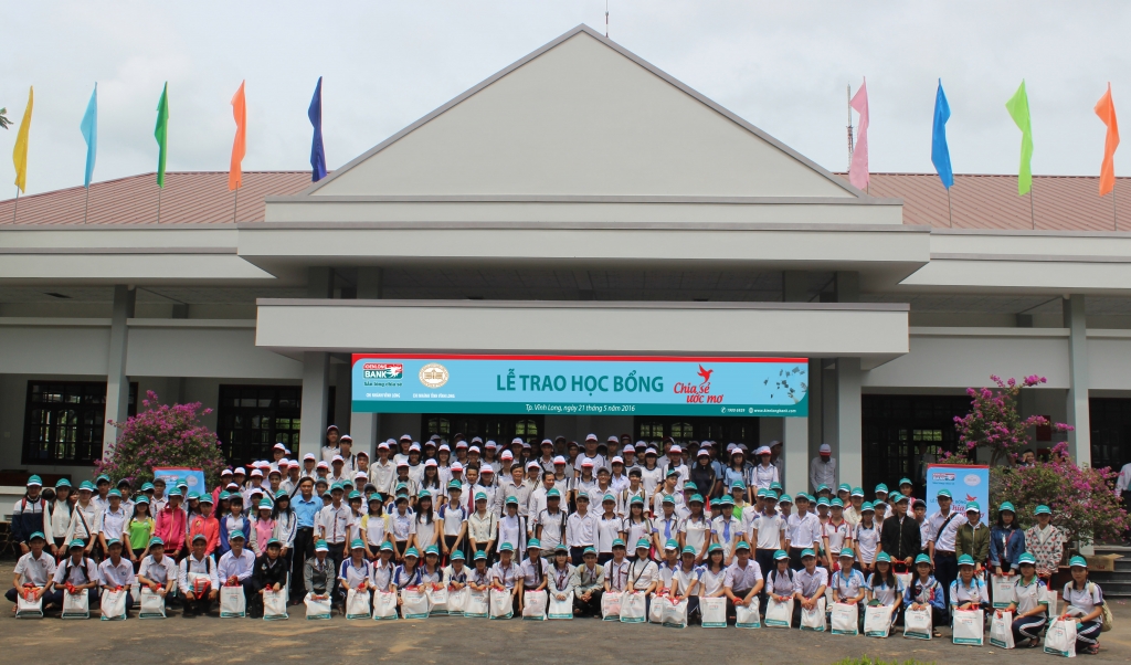 Trao học bổng chia sẻ ước mơ