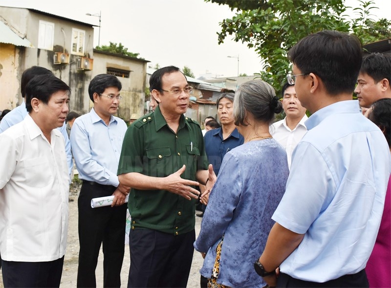 Bí thư Thành ủy TP Nguyễn Văn Nên và Chủ tịch UBND TP Nguyễn Thành Phong thăm hỏi các hộ dân sống trên đường 16, phường Linh Đông, quận Thủ Đức.