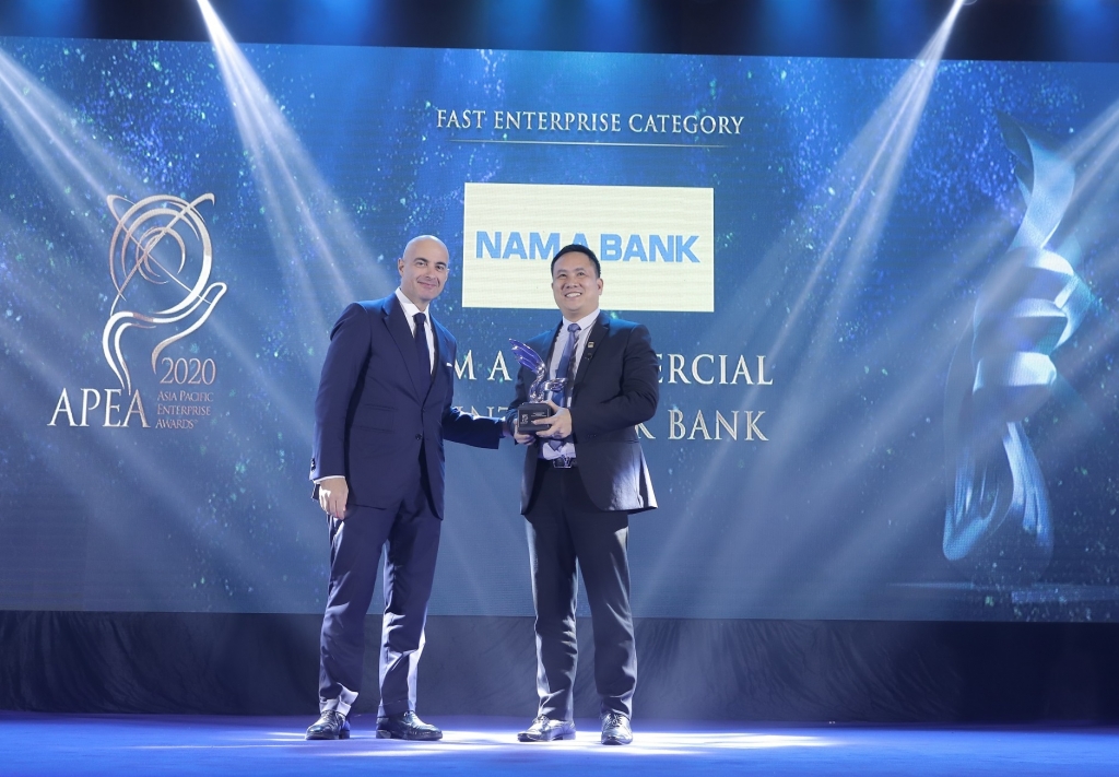 Đại diện Nam A Bank – Ông Hà Huy Cường (Phó Tổng Giám đốc) nhận giải thưởng Corporate Excellence Award - Doanh nghiệp xuất sắc Châu Á và Fast Enterprise Award - Doanh nghiệp tăng trưởng nhanh.