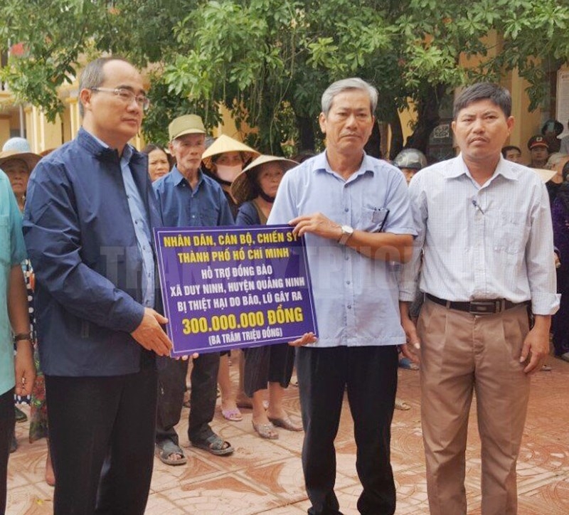 Nguyễn Thiện Nhân trao 300 triệu đồng hỗ trợ đồng bào xã Duy Ninh, huyện Quảng Ninh, tỉnh Quảng Bình bị ảnh hưởng bởi thiên tai bão lũ.