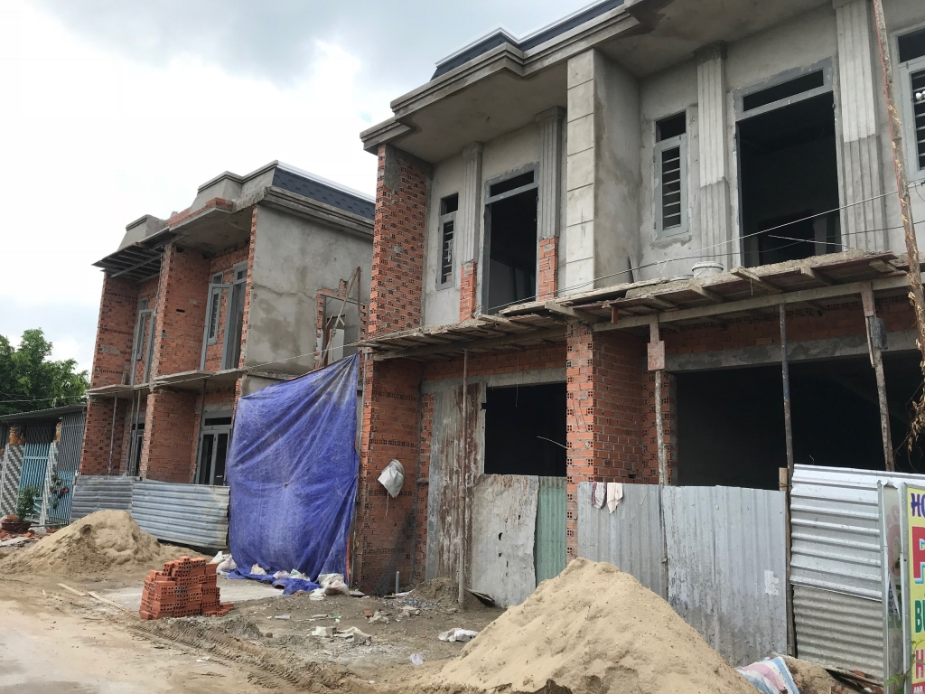5.	Công trình Nhà phố mini xây dựng không phép tại Long An bất ngờ sập giàn giao khiến 8 người thương vong. Hiện tại công trình đã bị đình chỉ thi công