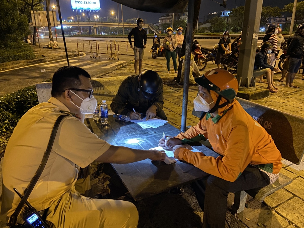 Lực lượng chức năng thu thập thông tin của người dân có nhu cầu về quê tại cửa ngõ TP Hồ Chí Minh