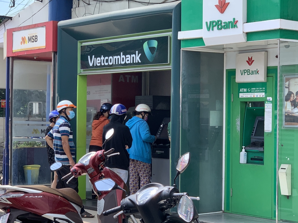 Người dân rút tiền tại các ATM sáng nay
