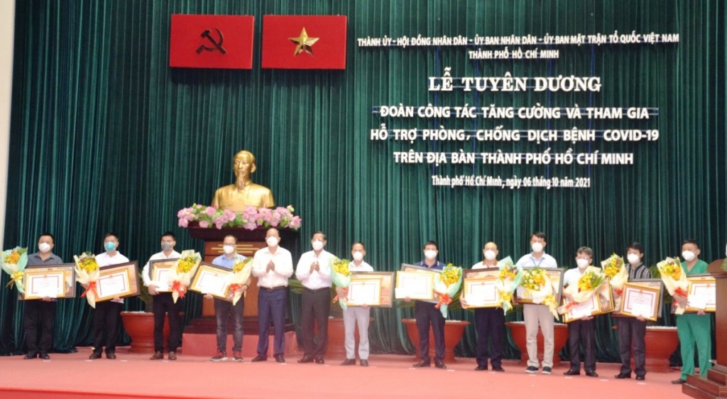 UBND TP Hồ Chí Minh đã trao Bằng khen cho 43 tập thể và trao Huy hiệu TP Hồ Chí Minh cho 100 cá nhân đã có thành tích xuất sắc trong công tác hỗ trợ phòng, chống dịch Covid-19