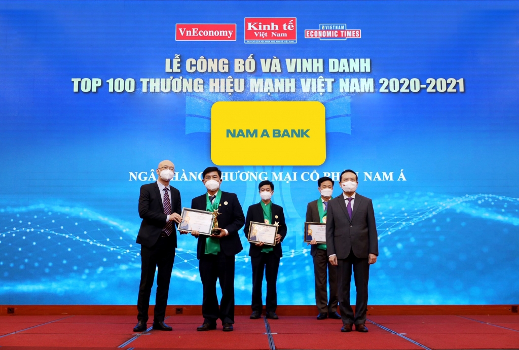 Đại diện Nam A Bank nhận giải thưởng “Thương hiệu mạnh Việt Nam 2020-2021”.