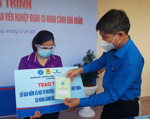 Ông Phạm Chí Tâm, Phó Chủ tịch LĐLĐ TP HCM, trao sổ BHXH tự nguyện cho đoàn viên các nghiệp đoàn