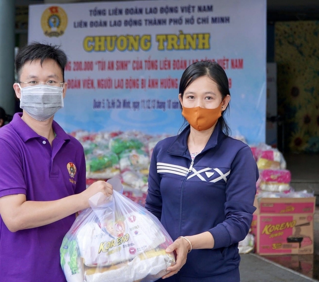 Ngoài ra, trong đợt dịch Covid-19, LĐLĐ TP Hồ Chí Minh tổ chức nhiều chương trình tặng quà, hỗ trợ người lao động