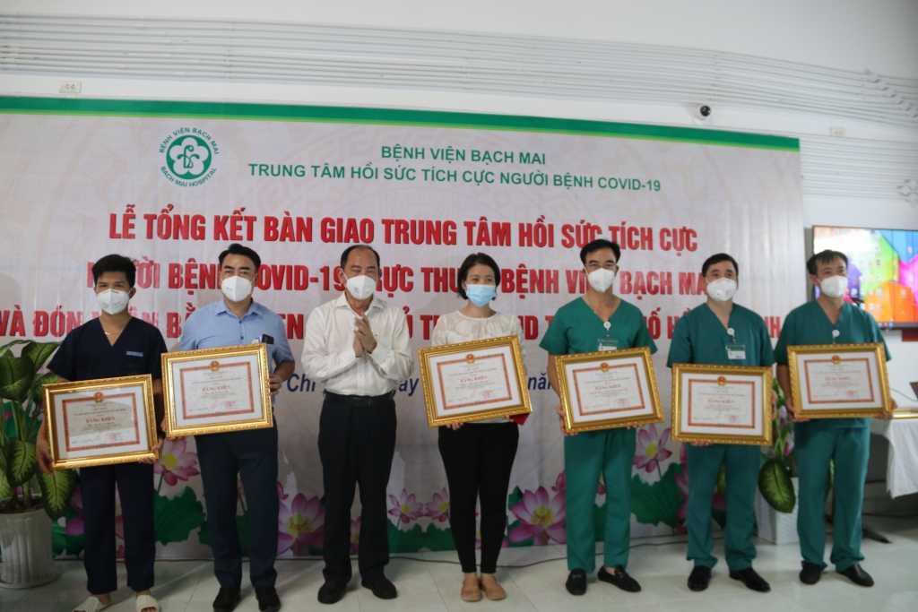  UBND TP Hồ Chí Minh trao tặng Bằng khen 24 cá nhân tại Trung tâm Hồi sức tích cực người bệnh COVID-19 của Bệnh viện Bạch Mai vì có thành tích xuất sắc trong công tác phòng, chống dịch COVID-19