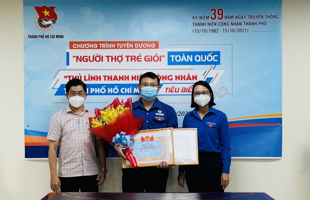 Bạn Đoàn Ngọc Minh (thứ tư từ trái qua) chụp ảnh lưu niệm cùng đại biểu.