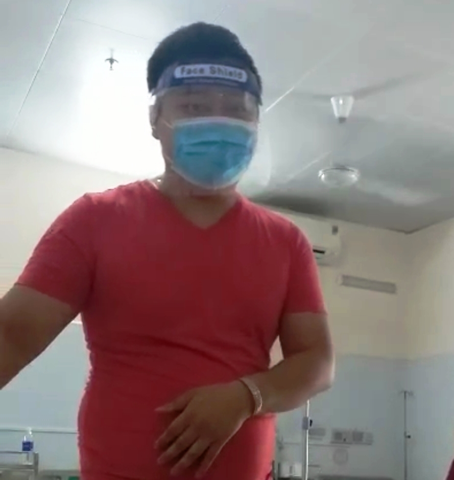 Trịnh Thái Bình Dương khi vào viện thăm ông L.D (Ảnh cắt từ clip NVCC)