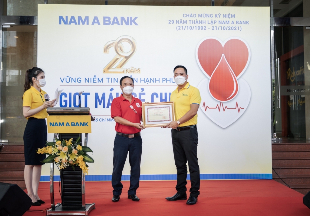 Tại chương trình, đại diện Nam A Bank – ông Hà Huy Cường, Phó Tổng Giám đốc nhận giấy khen Đơn vị đạt thành tích xuất sắc trong công tác vận động hiến máu nhân đạo năm 2020 của UBND Quận 3, TP.HCM 