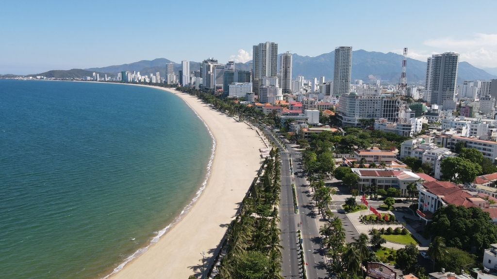 Bãi biển Nha Trang trên đường Trần Phú. Ảnh: Xuân Ngọc