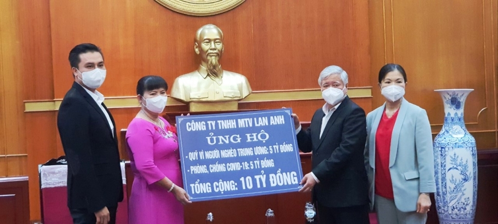 Hàng năm, bà cũng như công ty đã chi hàng chục tỷ đồng để hỗ trợ Quỹ Vì người nghèo