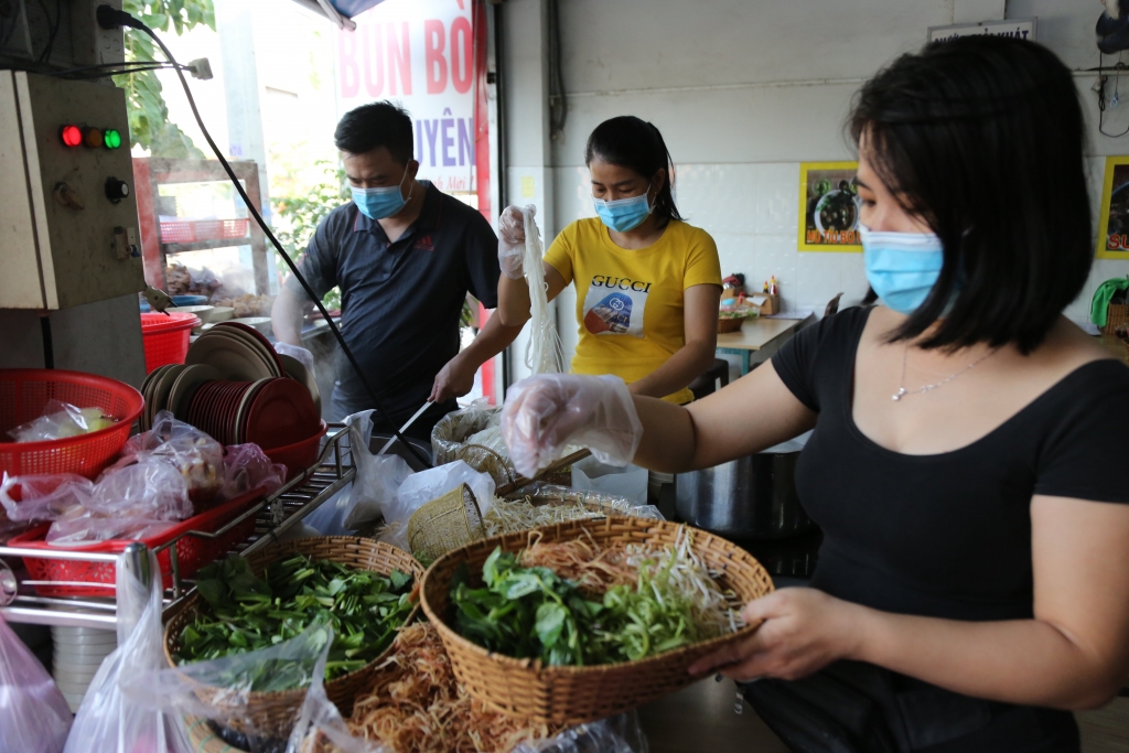 TP Hồ Chí Minh: Ngày đầu mở cửa bán hàng ăn tại chỗ, hàng quán đảm bảo phòng, chống dịch