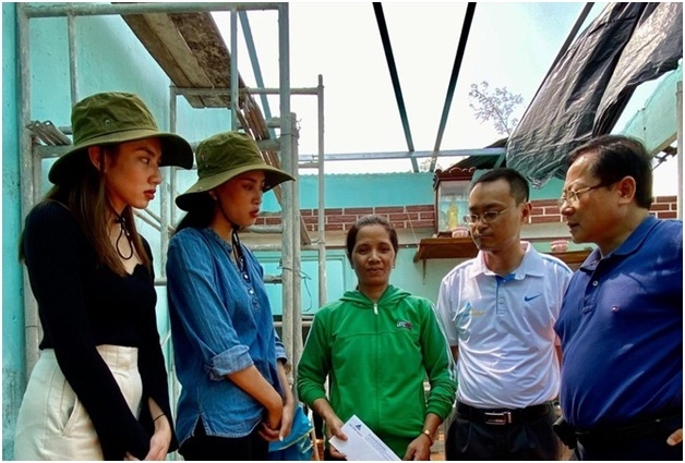 Ông Lê Xuân Sơn - Tổng biên tập báo Tiền Phong và ông Lê Nguyễn Đức Khôi - Giám đốc Truyền thông Tập đoàn Đất Xanh thăm hỏi, tặng quà là 5 triệu đồng đến gia đình anh Huỳnh Quốc Việt, nhà bị sập hoàn toàn ở xã Tam Phú, Tam Kỳ, Quảng Nam. Hình: báo Tiền Phong.