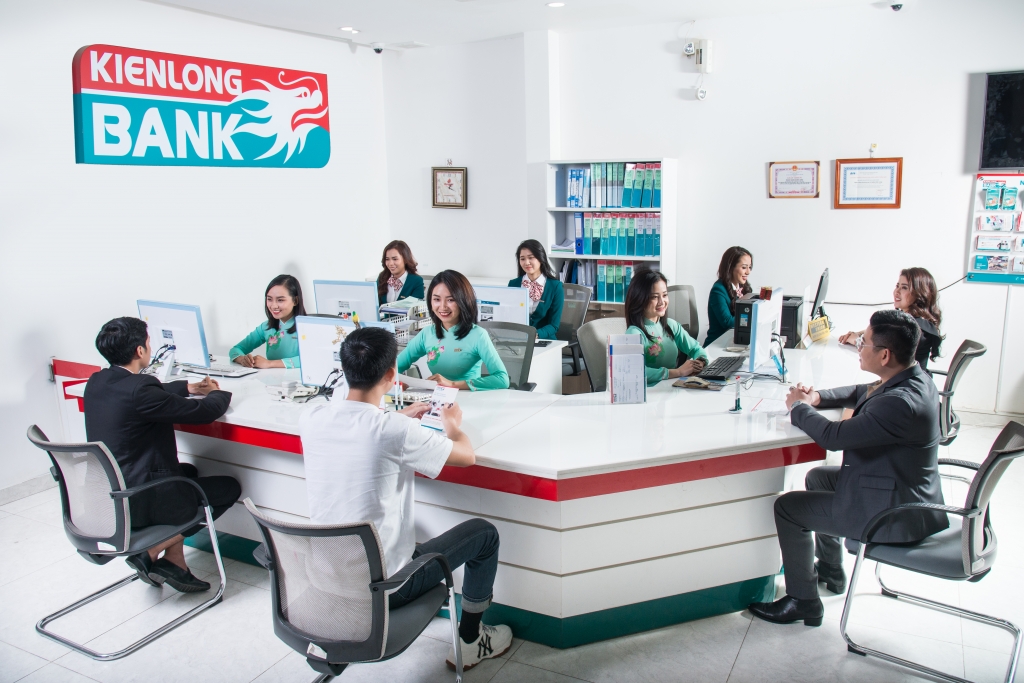 Khách hàng giao dịch tại Kienlongbank