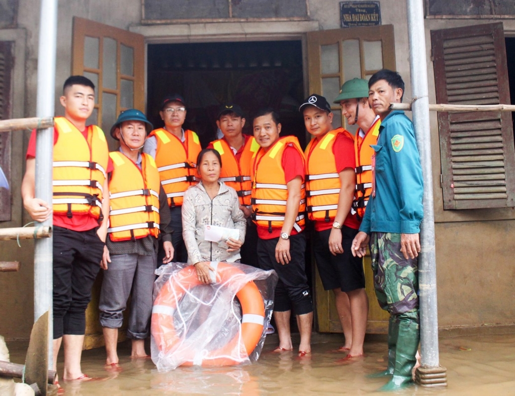 Quang Thông và cựu danh thủ Hồng Sơn có mặt tại “rốn lũ” Quảng Trị để trao những phần quà cho người dân