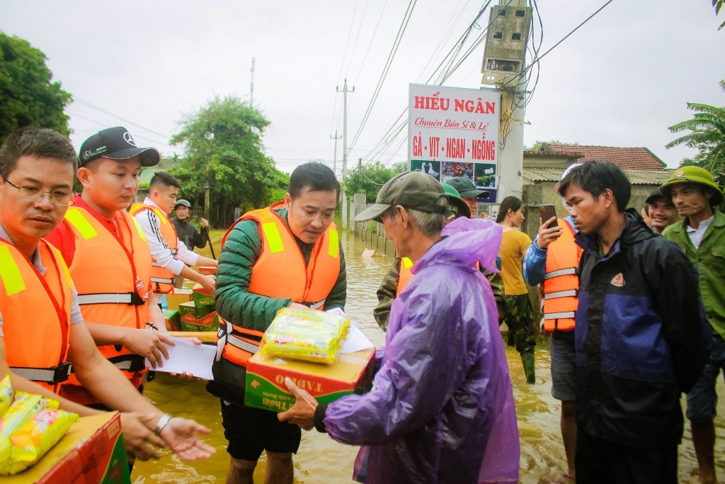 Quang Thông và cựu danh thủ Hồng Sơn có mặt tại “rốn lũ” Quảng Trị để trao những phần quà cho người dân